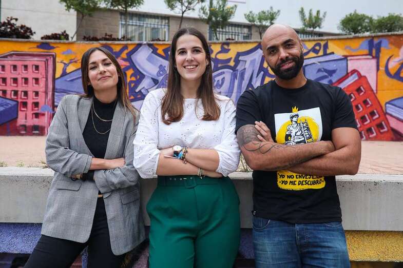 La concejala Carla Campoamor (c), junto a la Pisco Woman y El Chojín (Foto TA)